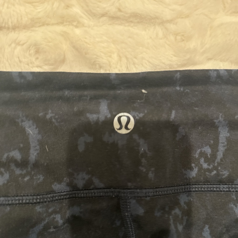 Lululemon reversible Leggings size 6 - navy print